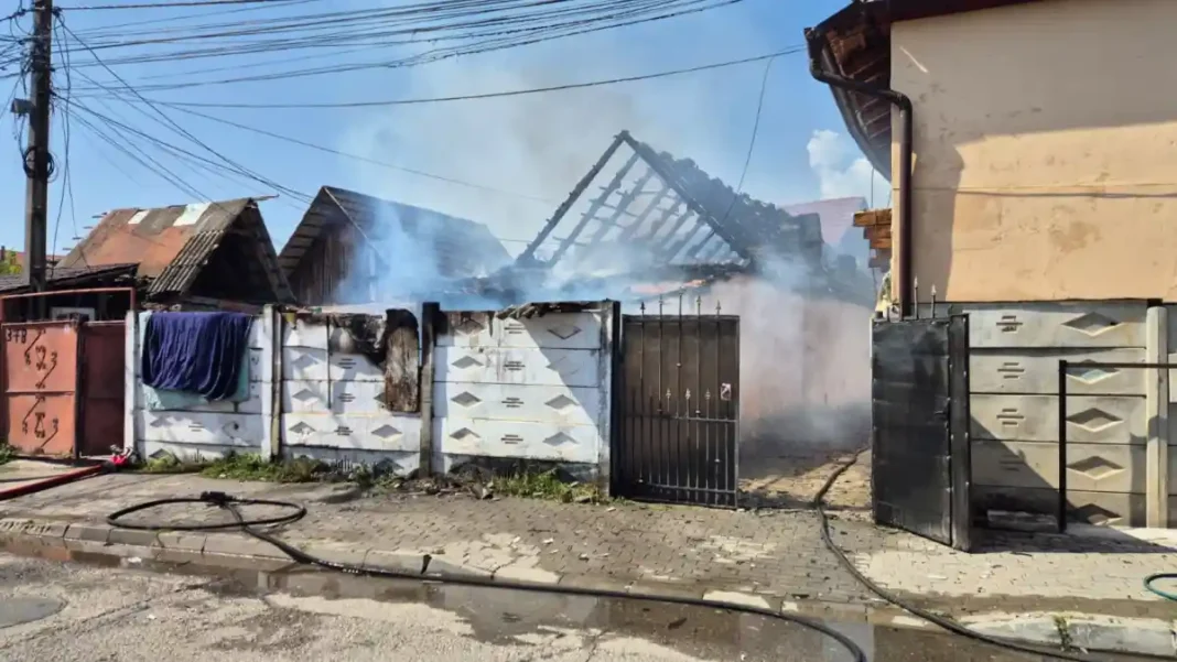 Actualizare foto | Foc la Alba Iulia: O locuință arde în zona Dedeman. Intervenția pompierilor cu două autospeciale