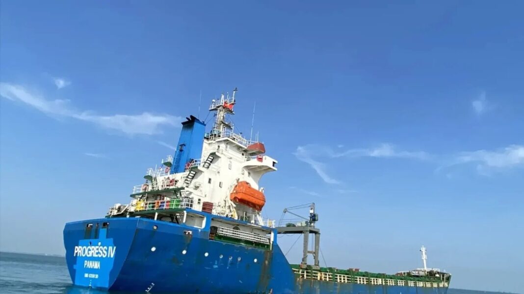 Aproape 200 de containere dintr-o navă scufundată în Marea Neagră amenință coastele Bulgariei
