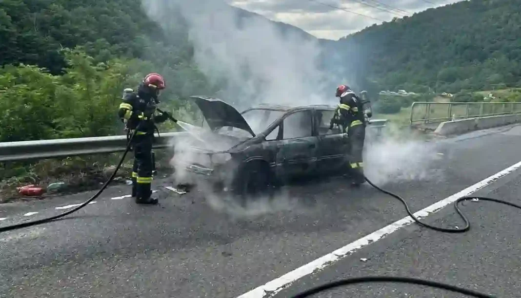 Autovehicul în flăcări pe autostrada A10 Sebeș-Turda: Pompierii intervin pe direcția Sebeș-Alba