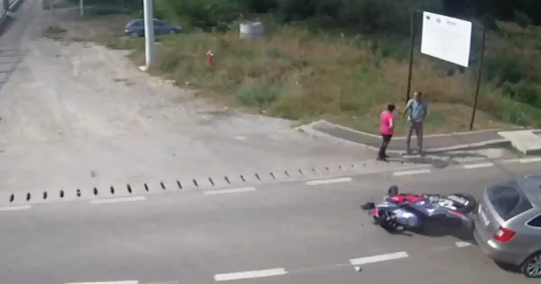 COLIZIUNE ÎN AIUD: Impact între o motocicletă și un autoturism pe strada Abrudului
