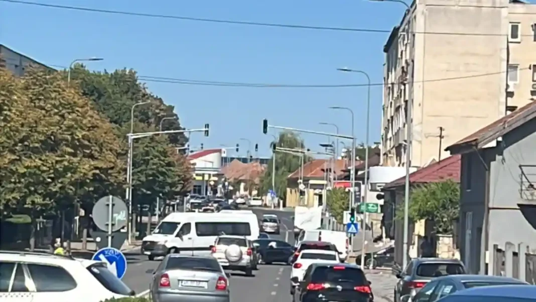 Coliziune între două autoturisme pe strada Tudor Vladimirescu din Alba Iulia, în apropierea Liceului Tehnologic Dorin Pavel
