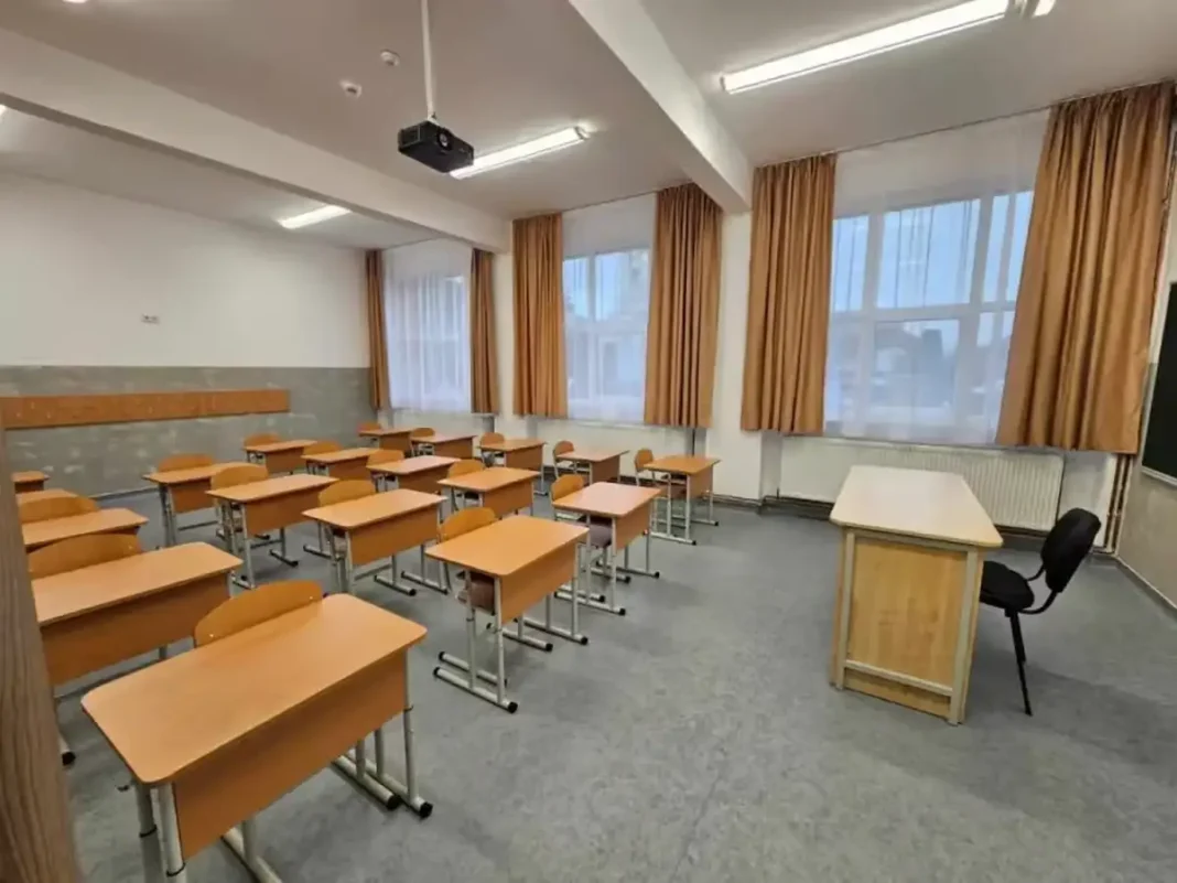 Elevii clasei a IX-a vor studia conform noilor programe școlare, adaptate pe profiluri și specializări. Manualele digitale ar putea fi accesibile până la sfârșitul lunii septembrie