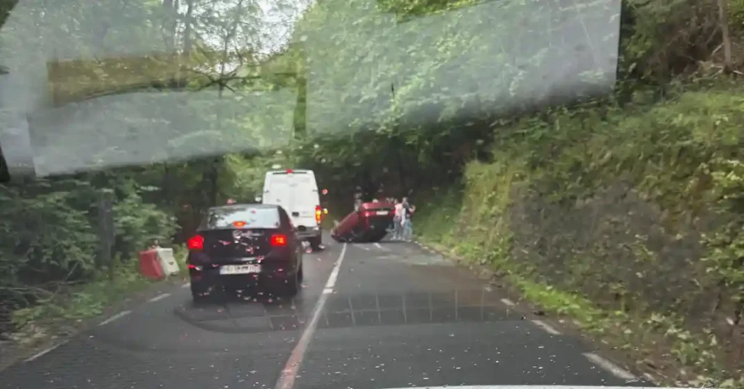 FOTO ACTUALIZARE | Incident rutier la Bucium Cerbu: Un conducător auto a fost rănit după răsturnarea vehiculului