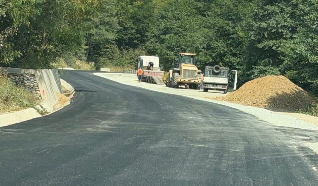FOTO: Finalizarea lucrărilor pe drumul județean dintre Zlatna și Almașu Mare este aproape