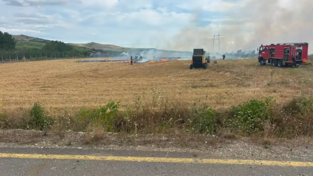 FOTO | Flăcări la o balotieră și vegetație uscată în Sâncrai: Intervenție cu două autospeciale a pompierilor