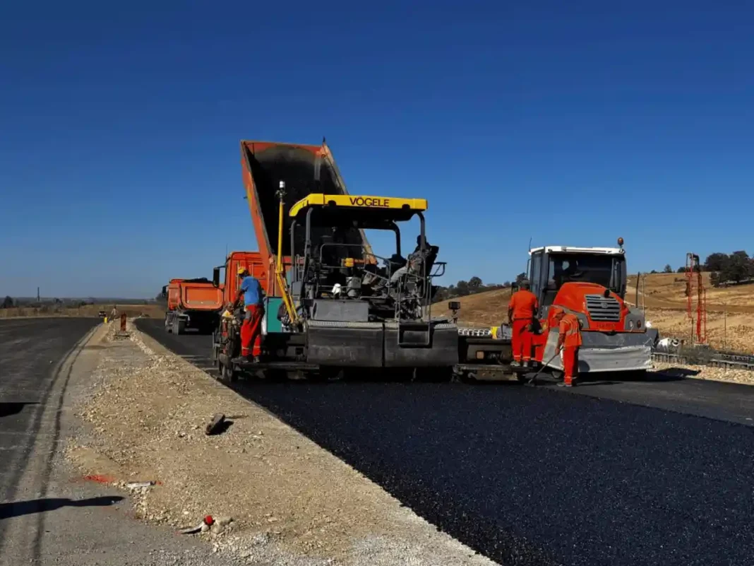 Foto | Progres semnificativ pe șantierul autostrăzii A1 Margina-Holdea: „Parapetul vechi este demontat și mixtura asfaltică uzată este frezată”
