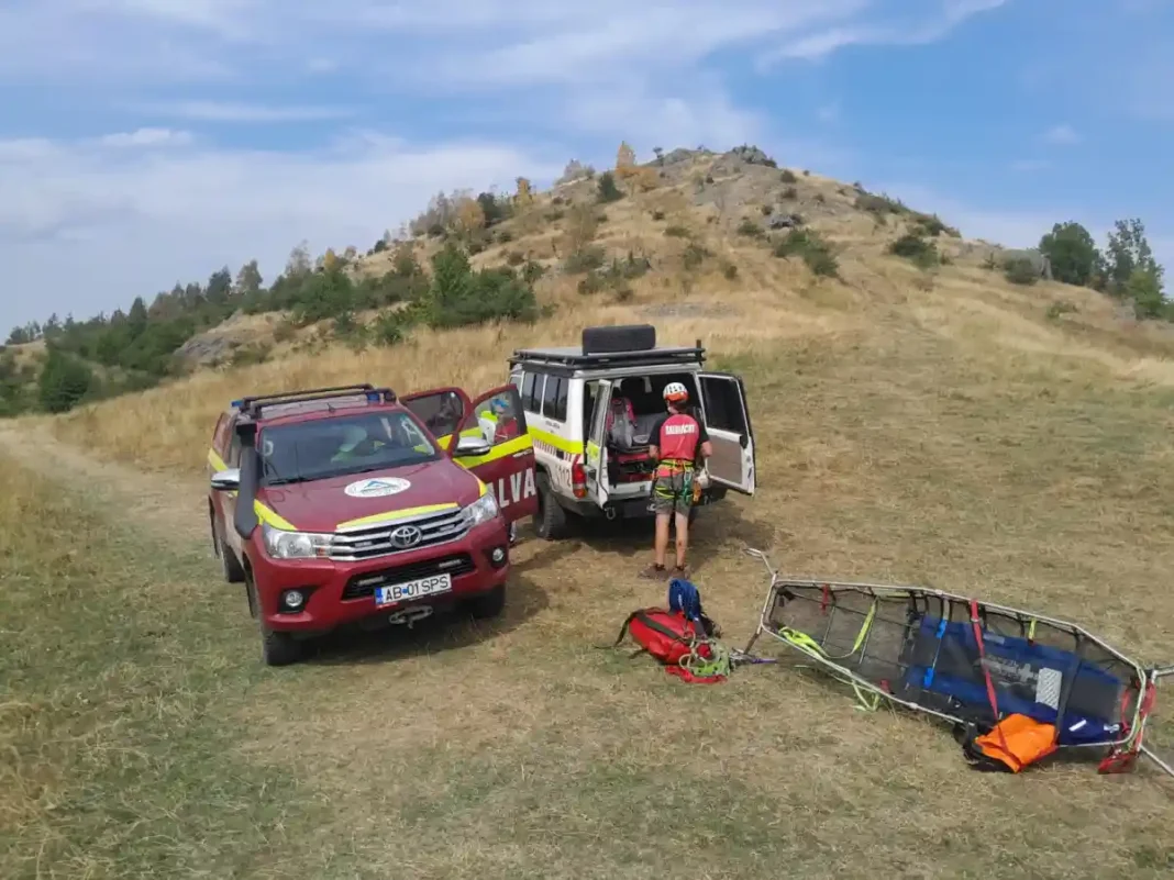 FOTO | Salvamont Alba intervine la Colții Trascăului: Turistă din Ungaria, cu piciorul fracturat, salvată cu succes