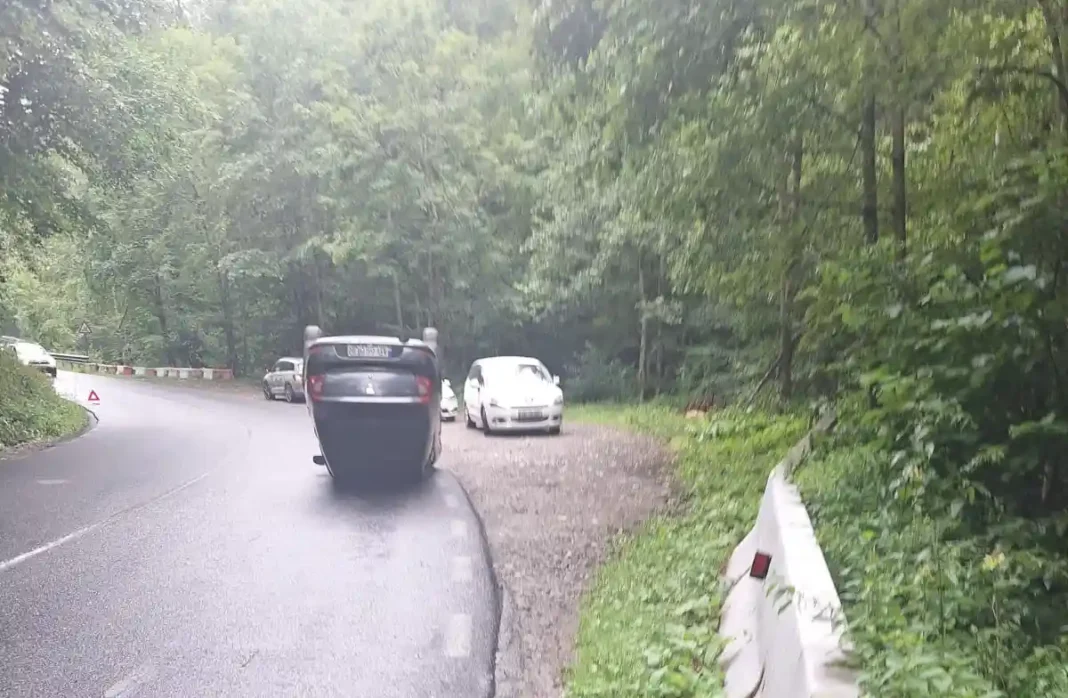 FOTO | Un nou incident rutier la Bucium Cerbu: O altă mașină răsturnată în zona Dealul Mare