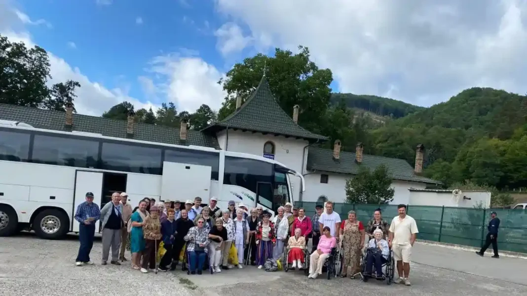 Fotoreportaj | Seniorii de la Căminul pentru Persoane Vârstnice din Alba Iulia au vizitat Mănăstirea Prislop: „Bucuria nu cunoaște vârstă”