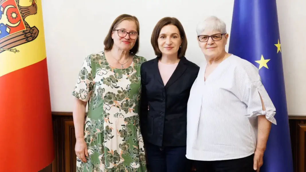 Imagine | Maia Sandu se întâlnește cu două femei care au sfidat regimul sovietic: Au scris mesaje în română pe zidurile Chișinăului / „Lecții de verticalitate”