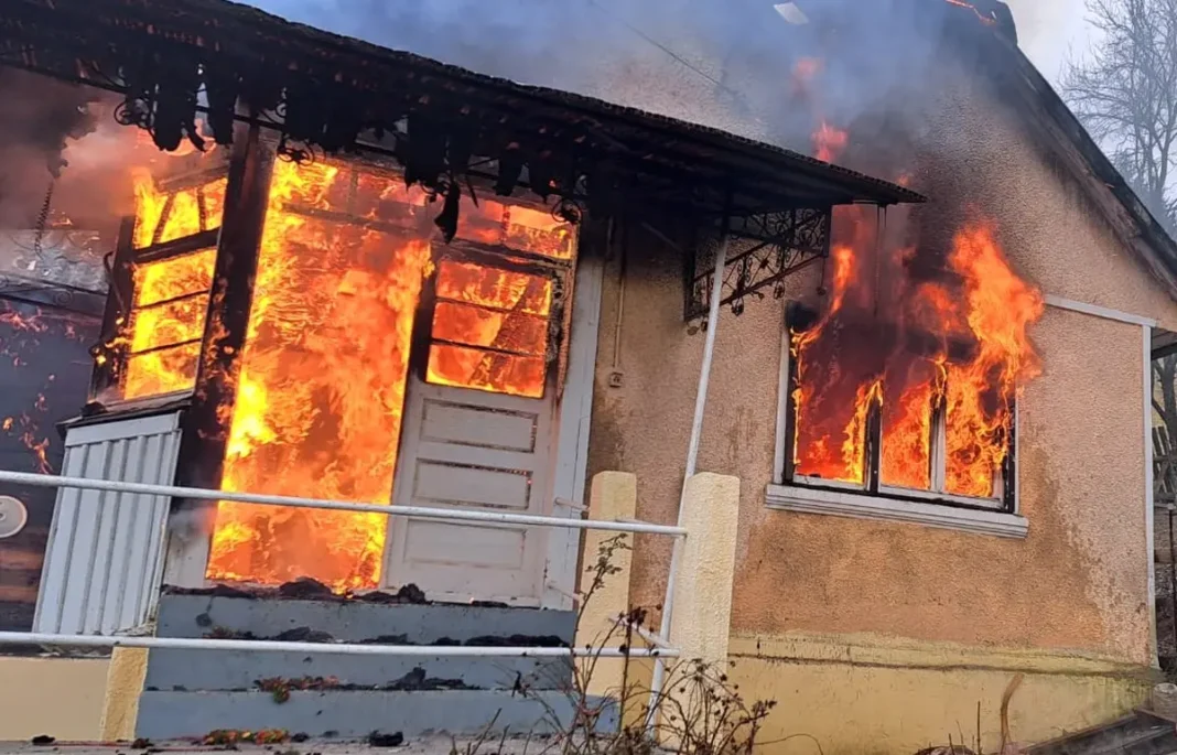 Incendiu în Scărișoara: Intervenție de urgență a pompierilor din Câmpeni