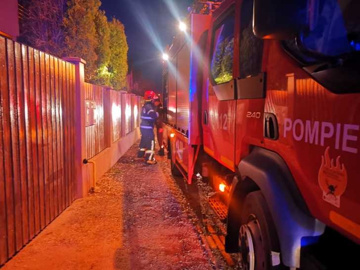 Incendiu într-un apartament din Cugir: 50 de locatari de pe strada George Coșbuc s-au autoevacuat. O persoană a primit îngrijiri după ce s-a intoxicat cu fum