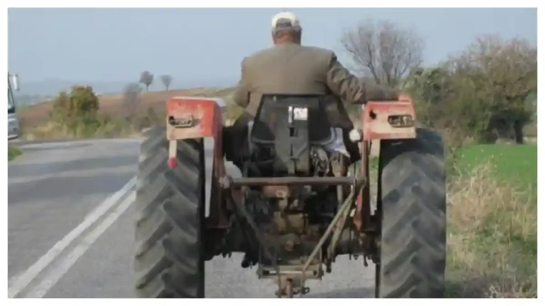 Incident la Cenade: Un localnic în stare de ebrietate a condus un tractor neînmatriculat și s-a ciocnit de un alt vehicul parcat, fără a deține permis de conducere