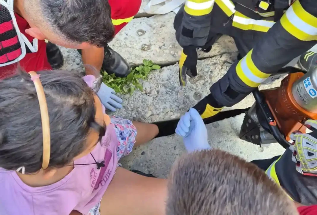 Incident pe strada Moților din Aiud: Un copil blocat pe un podeț din beton