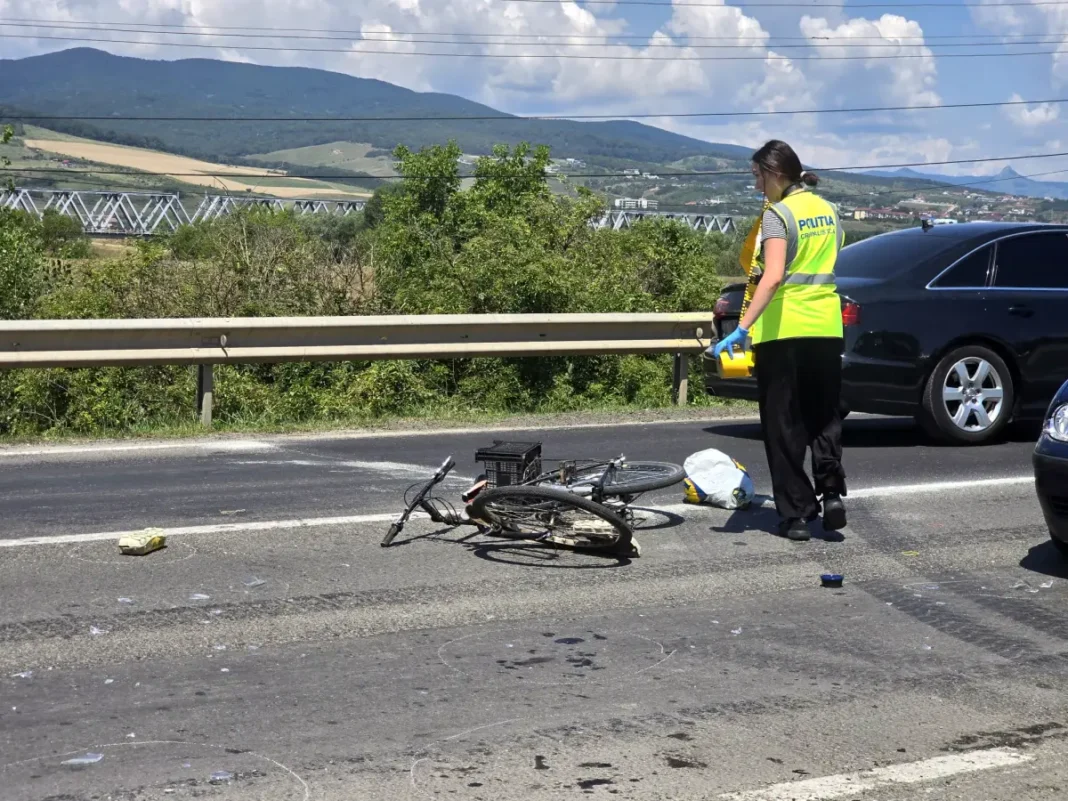 Incident rutier în Sebeș: Un biciclist septuagenar a suferit răni după ce a fost lovit de un vehicul și proiectat în două mașini parcate