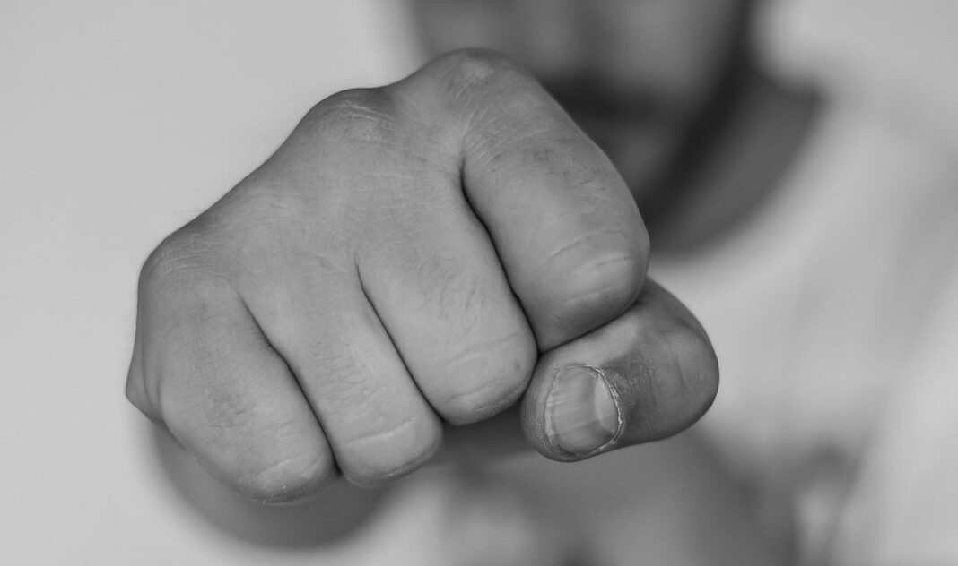 Incident violent pe Bulevardul Transilvaniei din Alba Iulia: Un bărbat din Gârbova, arestat după ce a atacat un tânăr cu un obiect contondent