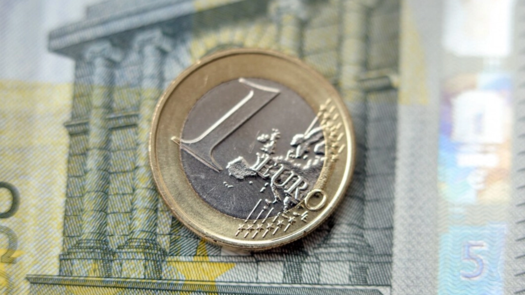 Leul continuă să scadă în raport cu euro și dolarul. Cursul valutar stabilit de BNR pentru miercuri