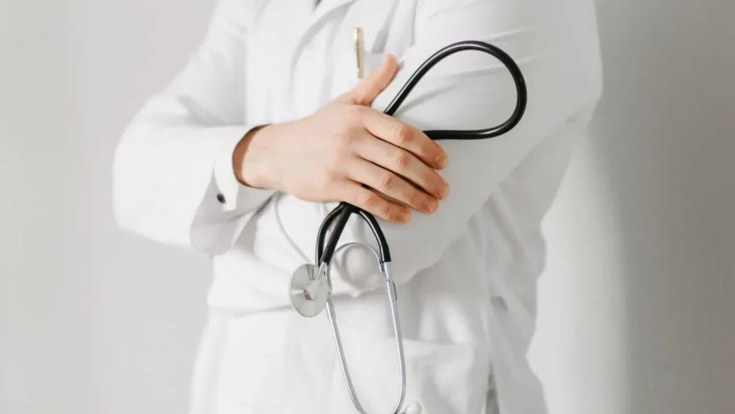 Mesajul unui medic român pentru o națiune ce își pierde speranța, după ce un pacient aproape deconectat a părăsit ATI-ul: ‘O societate merită aceeași șansă’