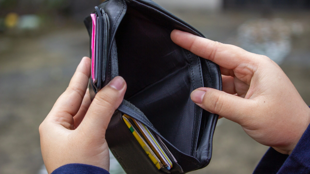 O bancnotă de 50 de euro poate fi salvatoare. Specialiștii recomandă să o păstrezi separat în portofel