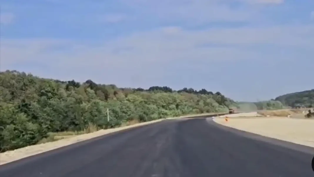 Primii kilometri de asfalt pe secțiunea Margina – Holdea a Autostrăzii A1