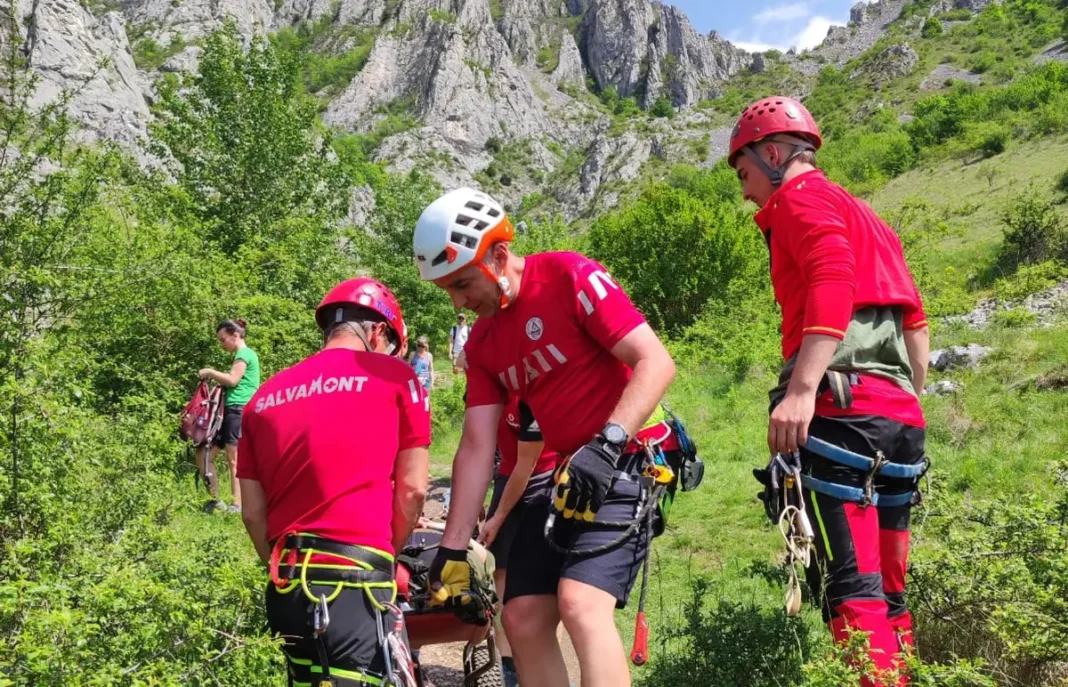 Tânăr suferind de simptome de traumatism cranio-cerebral după o cădere în zona Peștera Liliecilor, evaluat de ambulanță