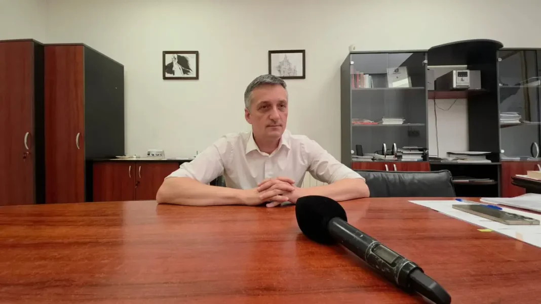 Transportul public din Alba Iulia reactivat după două luni de stagnare. Viceprimarul menționează: „Disputele financiare rămân în instanță”