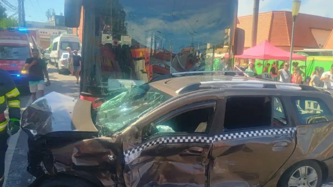 VIDEO | Coliziune gravă în Mediaș: Un autobuz condus de un șofer în stare de ebrietate a lovit 12 mașini. Mai mulți răniți