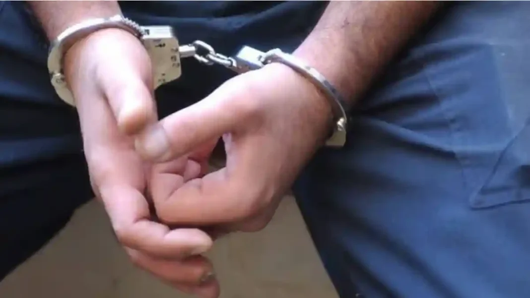 VIDEO | Incident violent într-o locuință din Cugir: Un tânăr de 20 de ani, reținut de polițiști după ce și-a agresat iubita de 18 ani