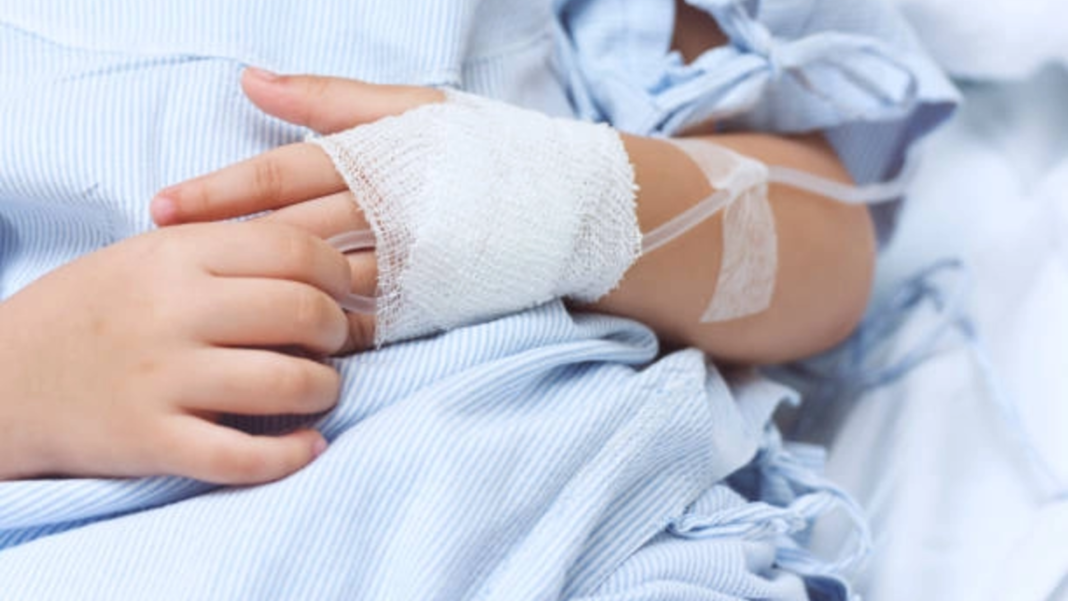 Aproximativ 50 de elevi din Bacău, spitalizați cu simptome digestive; un elev rămâne internat