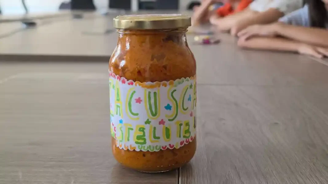 Copiii din Aiud au oferit primarului zacuscă din legumele cultivate de ei