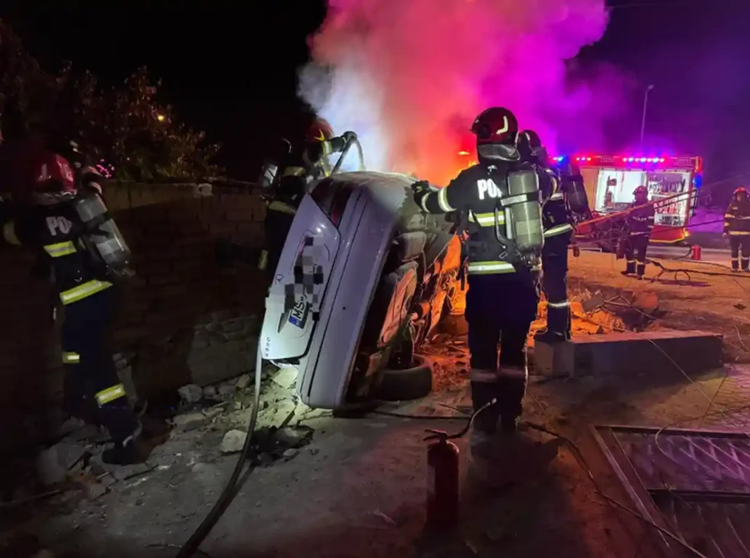FOTO | Incident dramatic în Sebeș: Un autoturism a intrat într-o locuință și a fost cuprins de flăcări. Șoferul lipsea de la locul accidentului