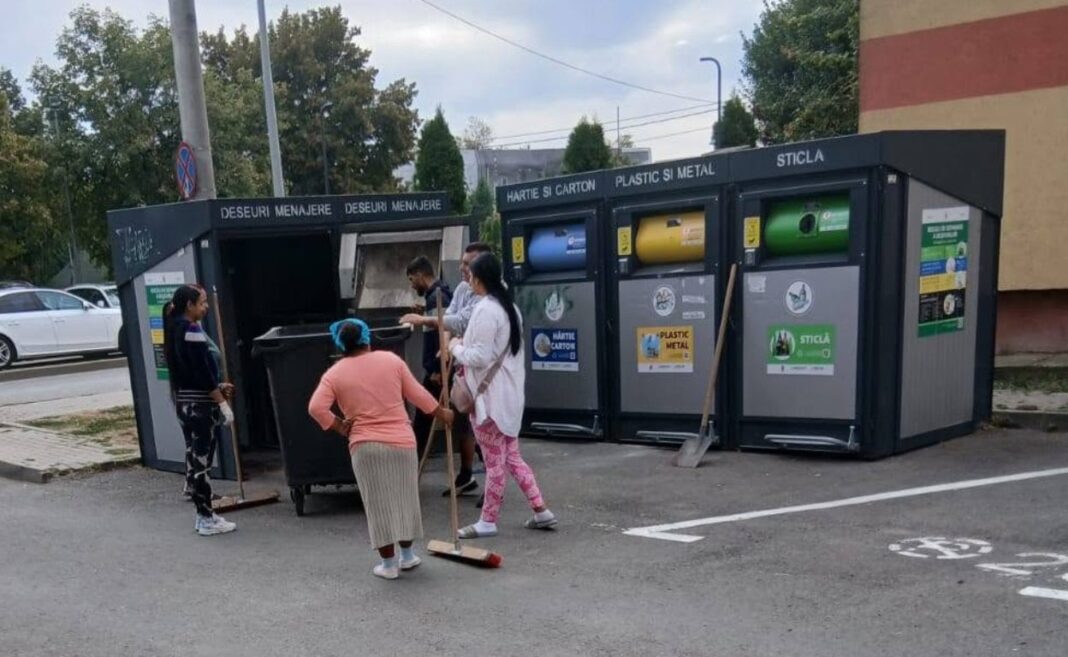 FOTO: Persoanele care primesc ajutor social în Alba Iulia, implicate în curățarea zonelor de colectare a deșeurilor. Detalii despre desfășurarea acțiunii