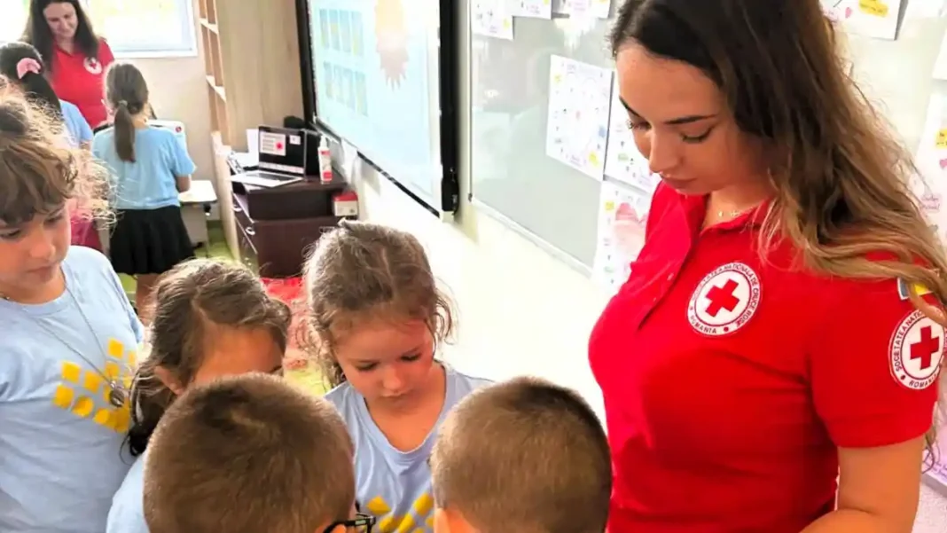 Fotografii | Educație pentru sănătate și prim ajutor: Participarea masivă a tinerilor la inițiativele Crucii Roșii Filiala Alba în vacanța de vară