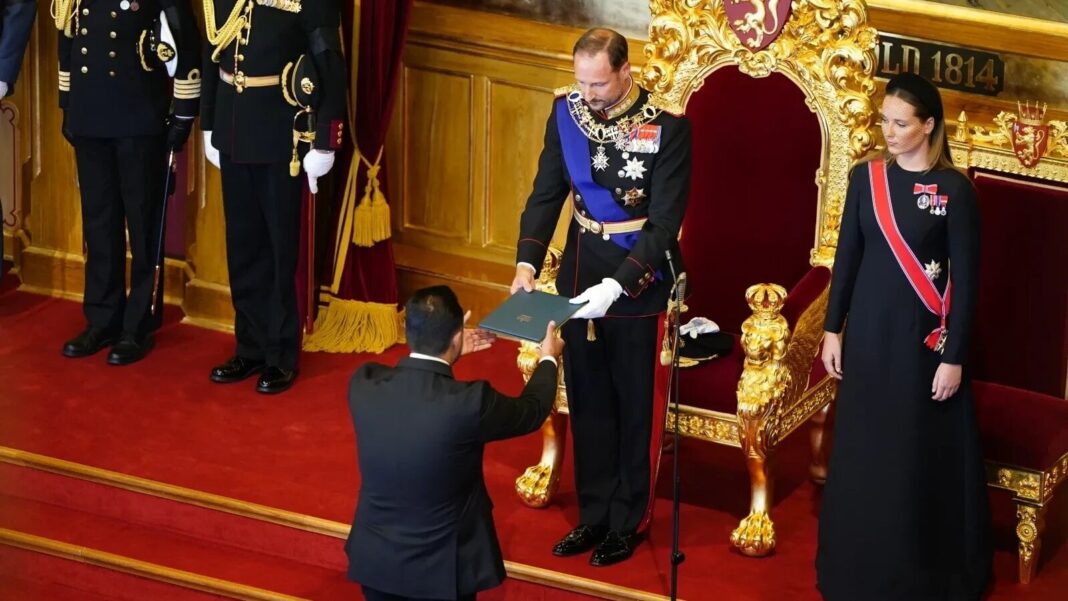 Imediat după ceremonia de încoronare, regele Norvegiei o însoțește pe regina Mette-Marit la spital în Oslo