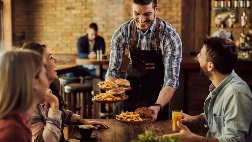 Industria HoReCa din România se confruntă cu un deficit de personal de 20%. Angajații străini nu reușesc să acopere complet lipsurile