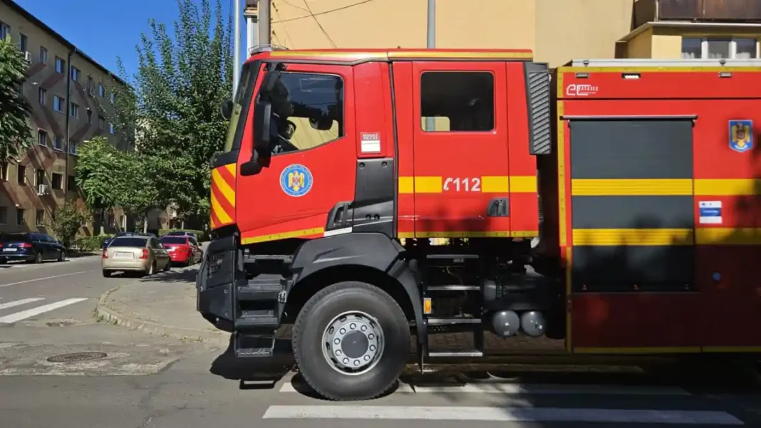 Intervenție a pompierilor din Alba Iulia pentru salvarea unei pisici dintr-o casă părăsită pe strada Vânătorilor