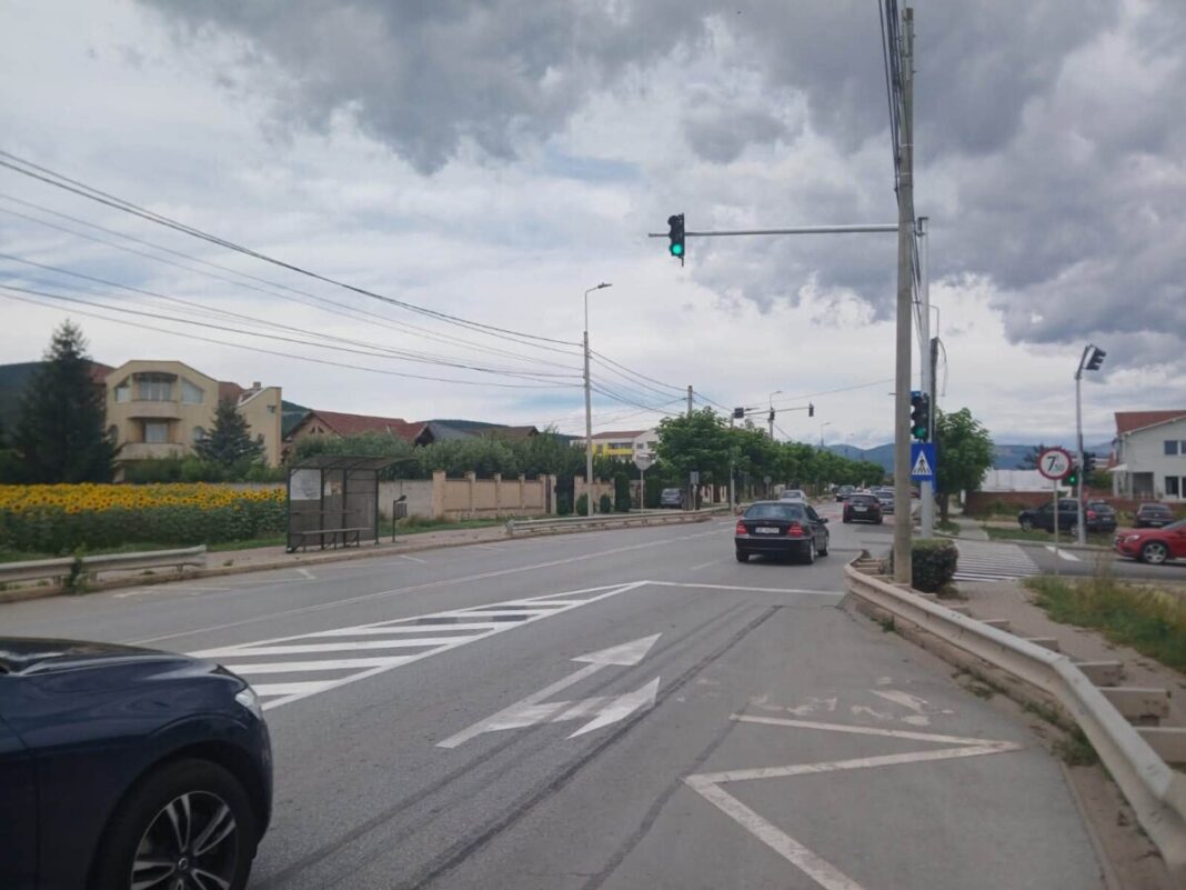 Locuitorii din Alba Iulia solicită eliminarea unui semafor recent instalat, acuzând crearea de blocaje în trafic