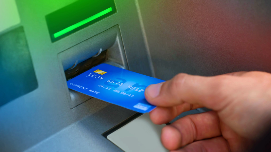 Modificări propuse pentru bancomatele din România: Băncile ar putea fi obligate să permită retrageri personalizate, indiferent de card. BNR și Guvernul sprijină inițiativa