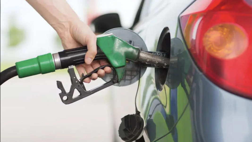 Prețul benzinei standard atinge un nou record în România: litrul ajunge la 9,70 lei, iar motorina depășește 10 lei peste tot