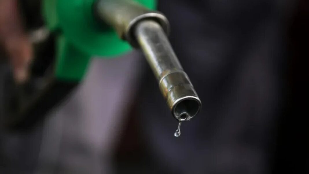 Prețul benzinei standard atinge un record istoric: un litru costă acum 9,79 lei. Motorina depășește 10 lei în toate benzinăriile