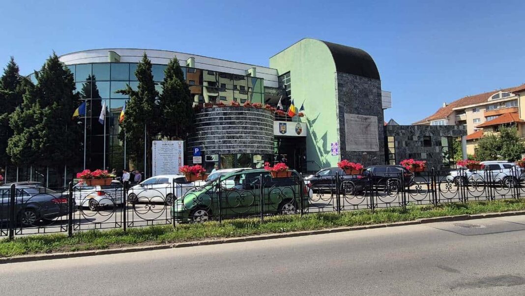 Primăria Alba Iulia scoate la licitație 9 vehicule uzate, vândute la preț pe kilogram, incluzând Porsche și Mercedes