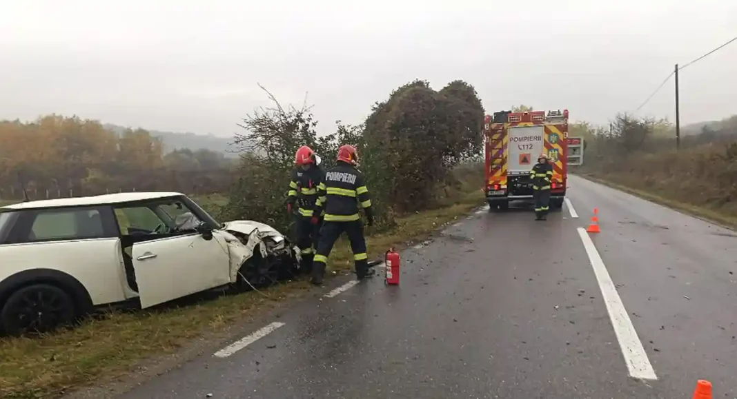 Accident la ieșire din Aiud: Mini Cooper în decor