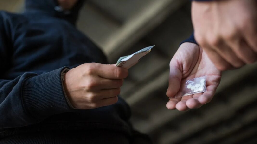 Avertisment: Pericolele Drogurilor ‘Legale’ și Alcoolului