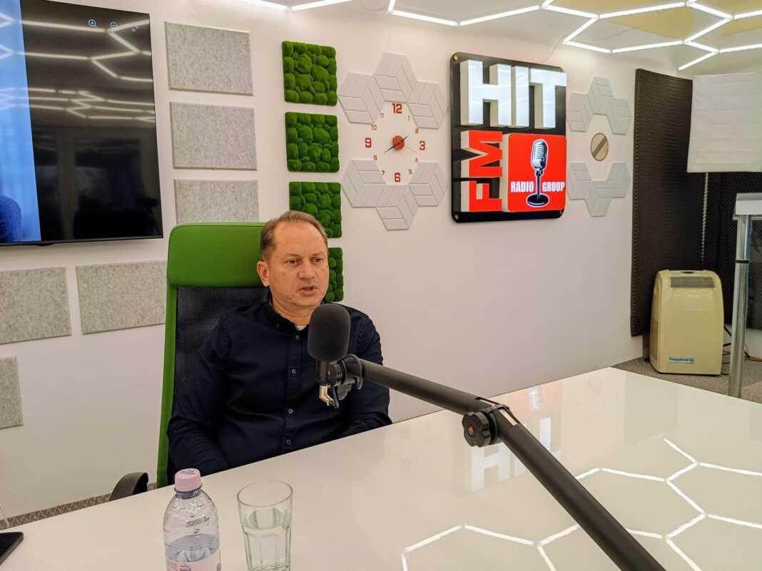 Claudiu Makkai, la Radio Hit FM Alba: „AUR Alba se cațără pe valul național”. Ce spune despre sondaje și alegerile din 2028