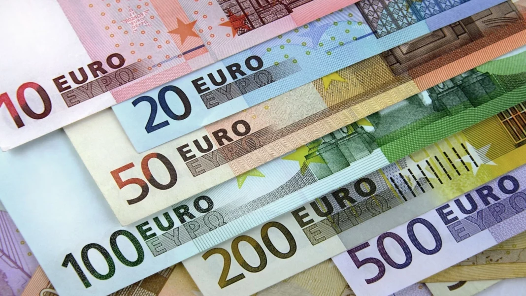 Euro și Francul Elvețian Scad, Lira Sterlină Crește