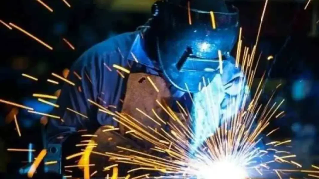 Producția Industrială a României în Scădere